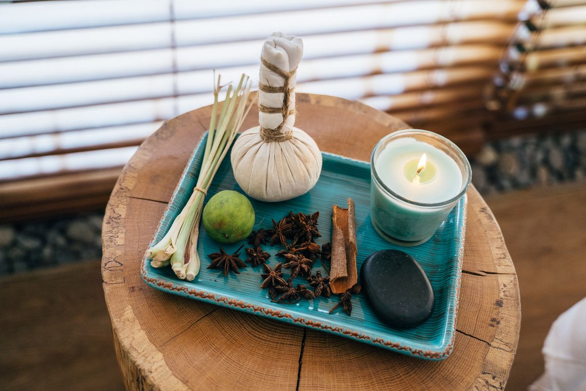 Thai-Kräuterstempel mit Zitronengras, Sternanis und Hot Stone – traditionelle Heilmittel bei BAAN THAI